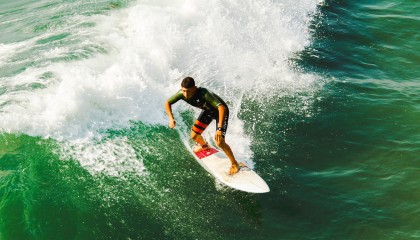 开云下载-赛季最惊险的五大超车场面盘点，超车赛道