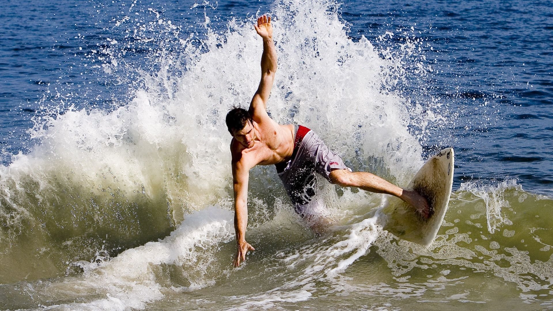 英超足球文化节盛大举行，粉丝互动热烈，英超足球集锦