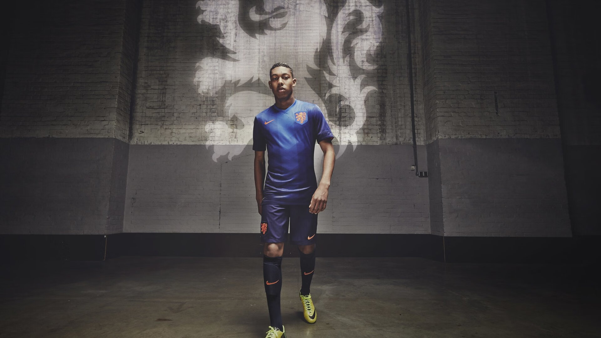 迷人的欧冠文化，全球球迷共襄盛举，欧冠球迷冲进球场